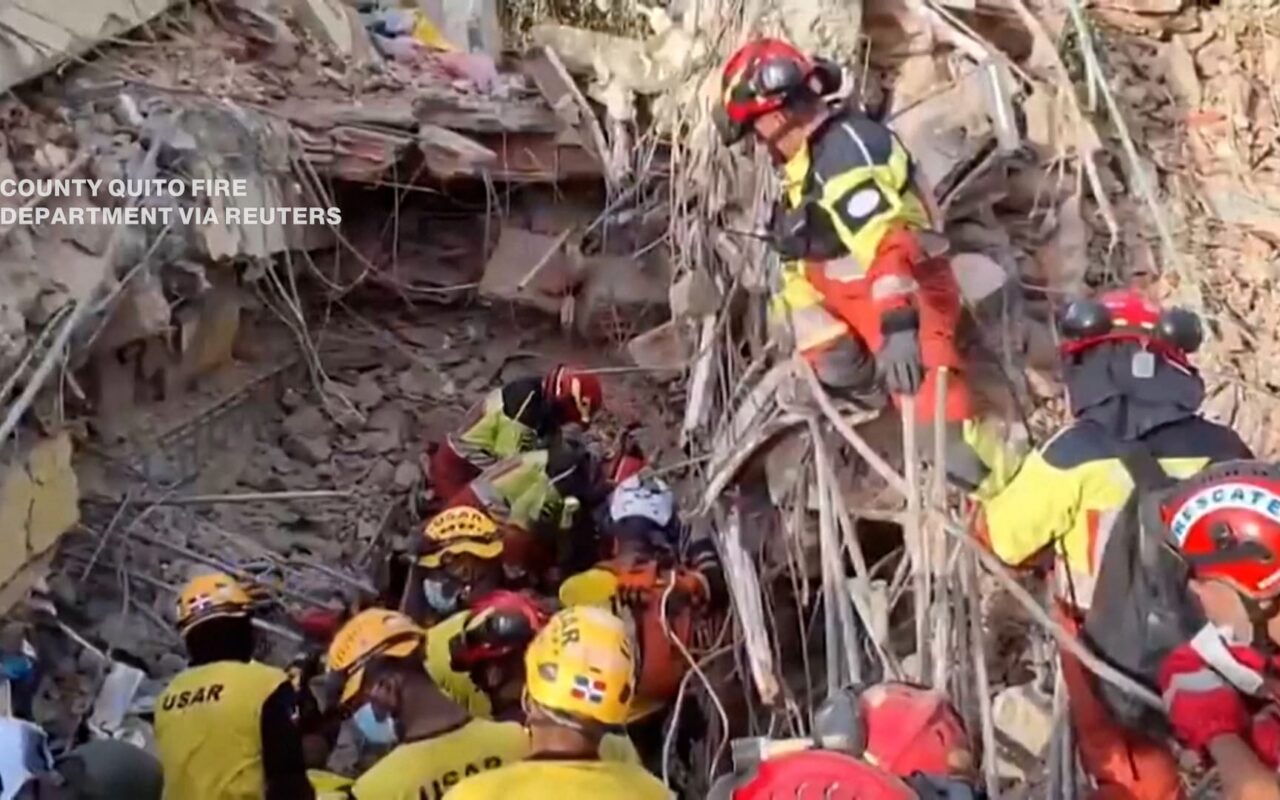 عملية معقدة.. شاهد انتشال طفل عمره 12 عامًا من تحت أنقاض زلزال فنزويلا