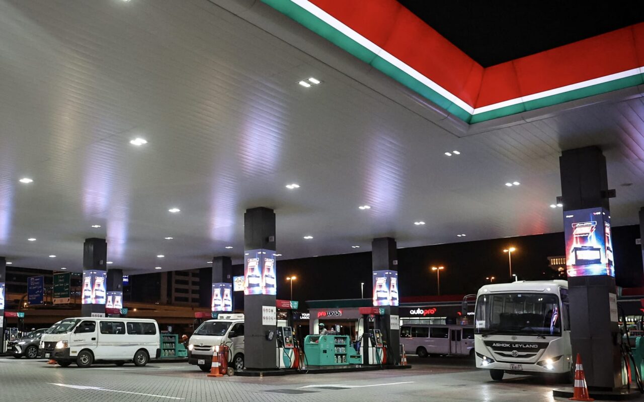 الإمارات تخفض أسعار الوقود في يوليو.. إليك ما سجّله البنزين والديزل