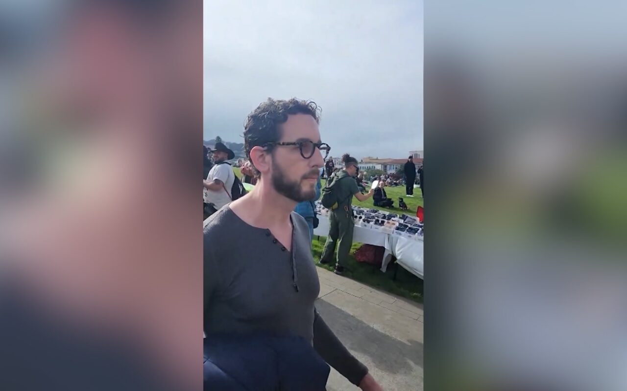 نائب يهودي يرد على مقطع فيديو يُظهر مواجهة متظاهرين له بشأن مواقفه من غزة