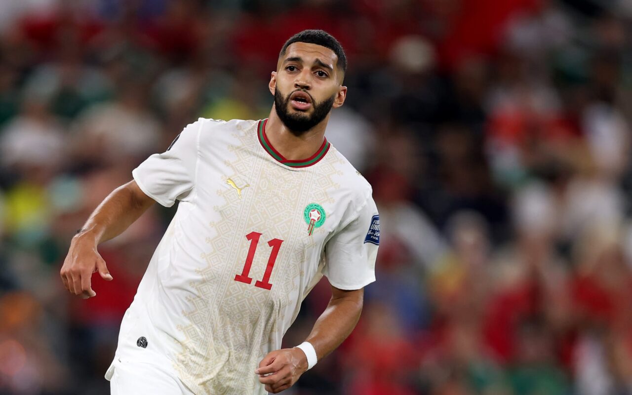 عناق حار وقبلة.. لقطة مؤثرة لإسماعيل صيباري ووالدته بعد تأهل المغرب لدور الـ16 بالمونديال