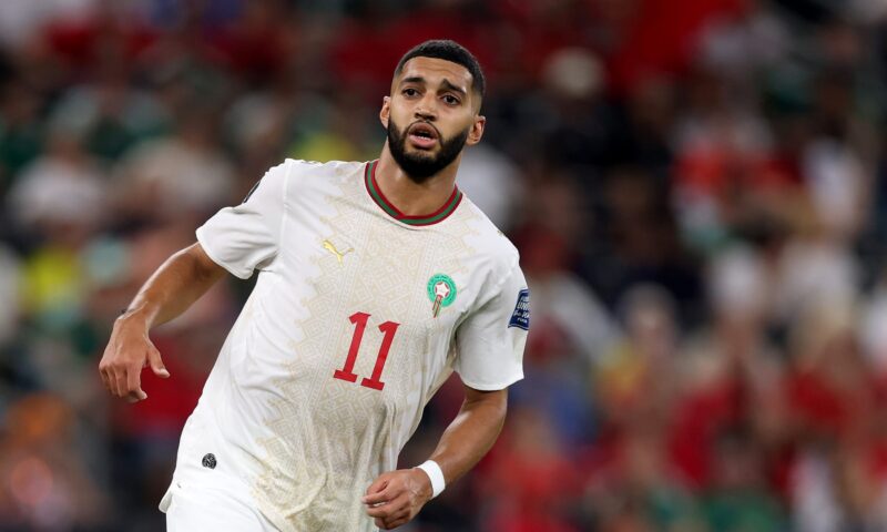 عناق حار وقبلة.. لقطة مؤثرة لإسماعيل صيباري ووالدته بعد تأهل المغرب لدور الـ16 بالمونديال