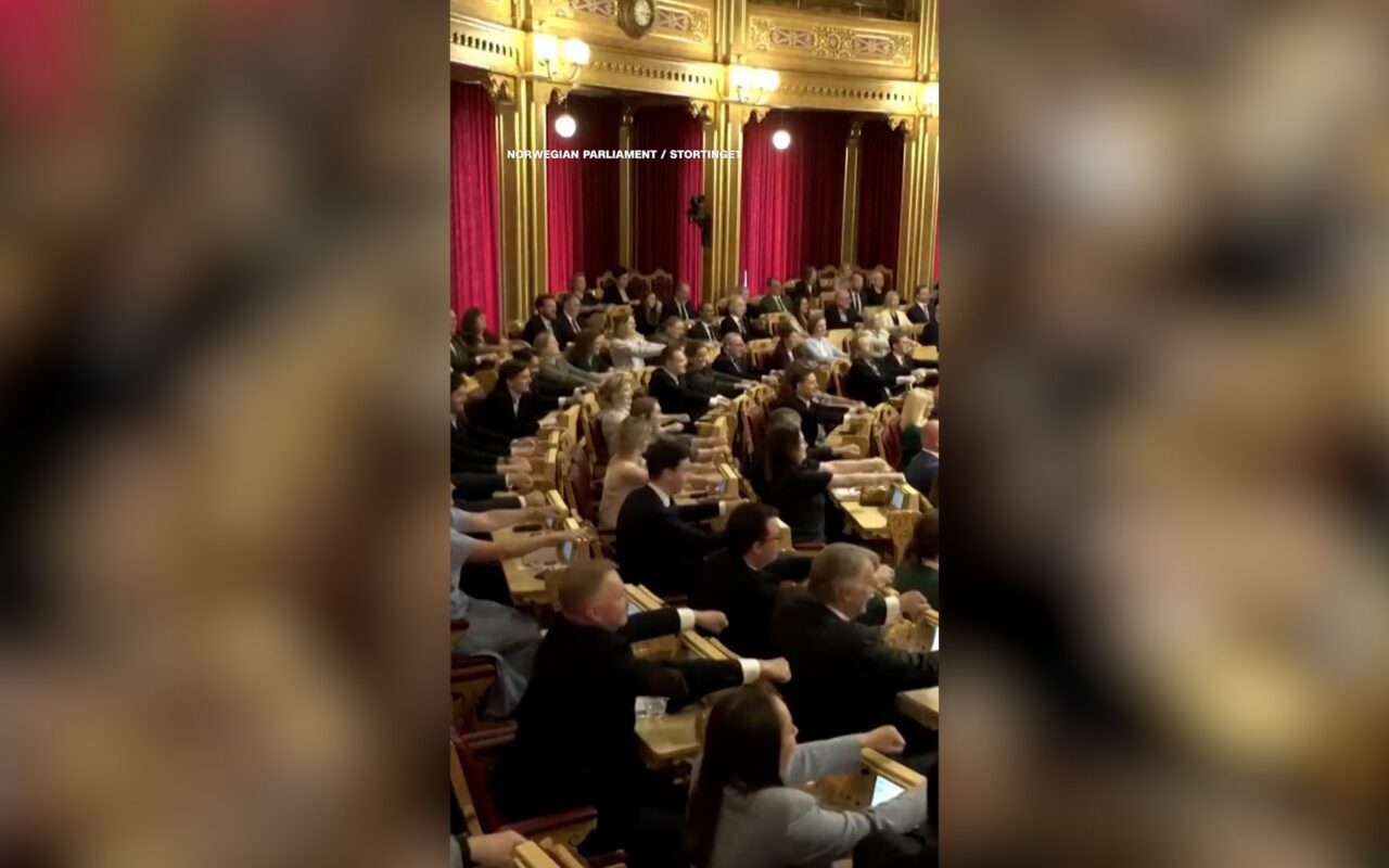 حمّى كأس العالم.. نواب يؤدون “تجديف الفايكينغ” في البرلمان النرويجي
