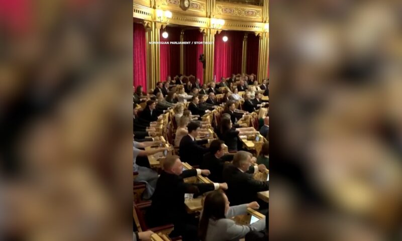 حمّى كأس العالم.. نواب يؤدون “تجديف الفايكينغ” في البرلمان النرويجي