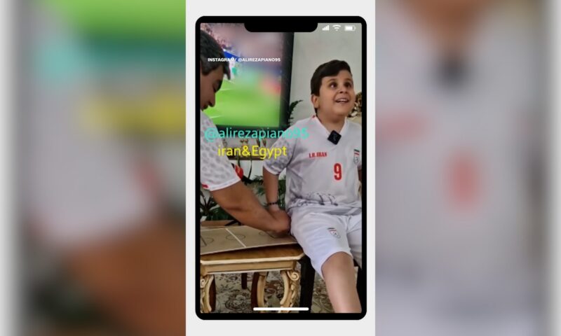 أب إيراني يبتكر طريقة مؤثرة ليُشعر ابنه الكفيف بأجواء كأس العالم