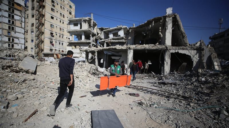 استشهاد طفل وإصابة آخرين في غارة إسرائيلية على دير البلح وسط غزة