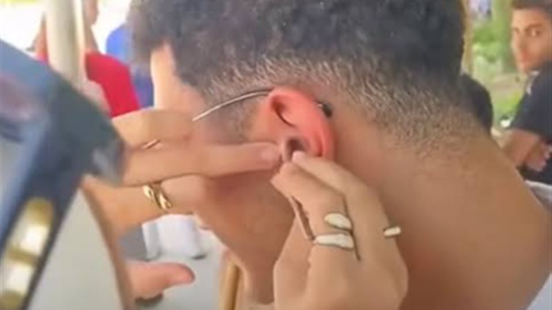 تقاليع جديدة للغش في الثانوية العامة.. سماعات بلوتوث في مناديل ومساطر وآلات حاسبة.. المراقبون يحذرون من أكياس الشيبسي وزجاجات المياه والكمامة.. ويكشفون سر “شفرة مورس” بين الطالبات