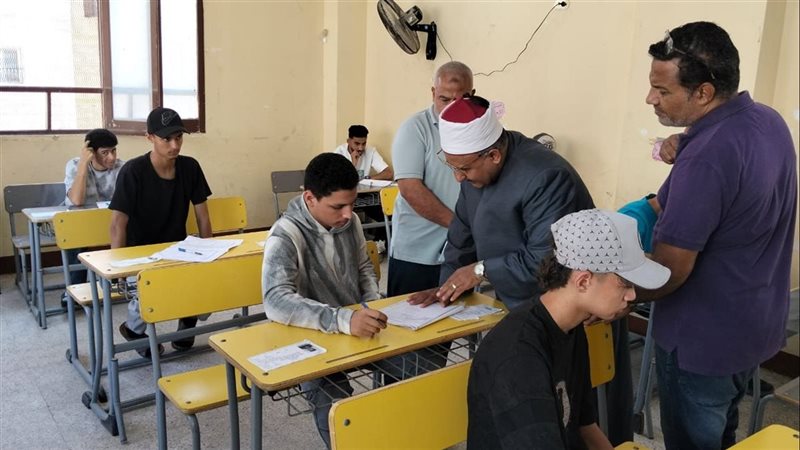 رئيس منطقة الإسماعيلية الأزهرية يتفقد لجان الثانوية بالقنطرة غرب