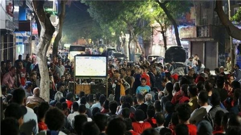 تريزيجيه يشعل المقاهي، احتفالات هستيرية بعد هدف منتخب مصر الثالث أمام نيوزيلندا (فيديو)
