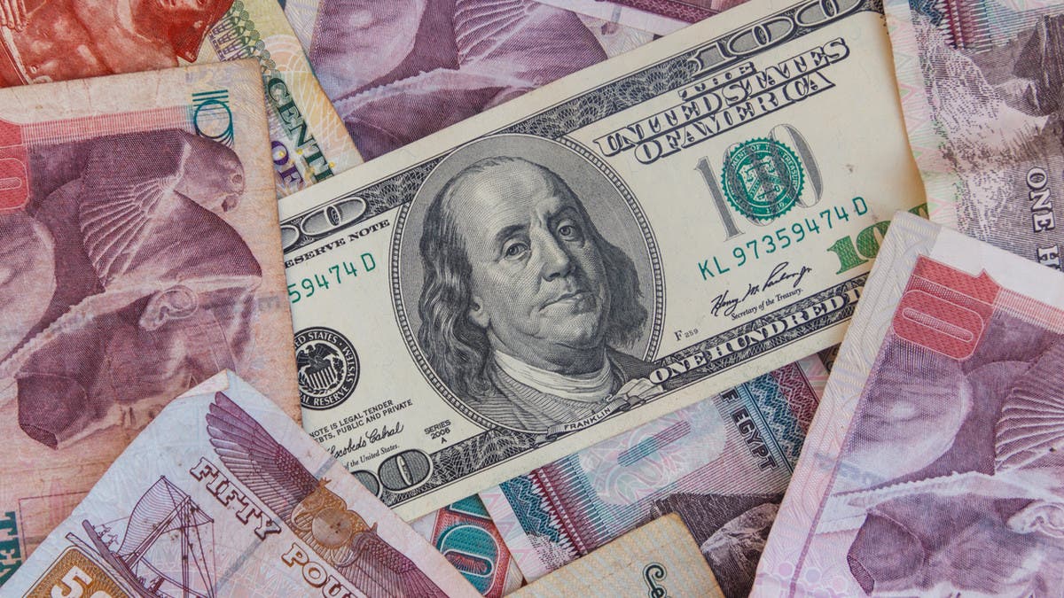 سعر الدولار في مصر يعود للتراجع بعد ارتفاع مؤقت