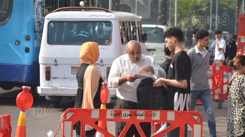 مراجعة أخيرة قبل الامتحان، مشهد أبوي مؤثر أمام مدرسة الشهيد أحمد محمد بالجيزة