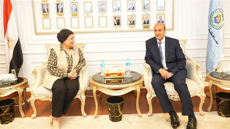 محافظ أسيوط يبحث مع نائب وزير الصحة تفعيل جهود تنمية الأسرة وتعزيز الملف السكاني
