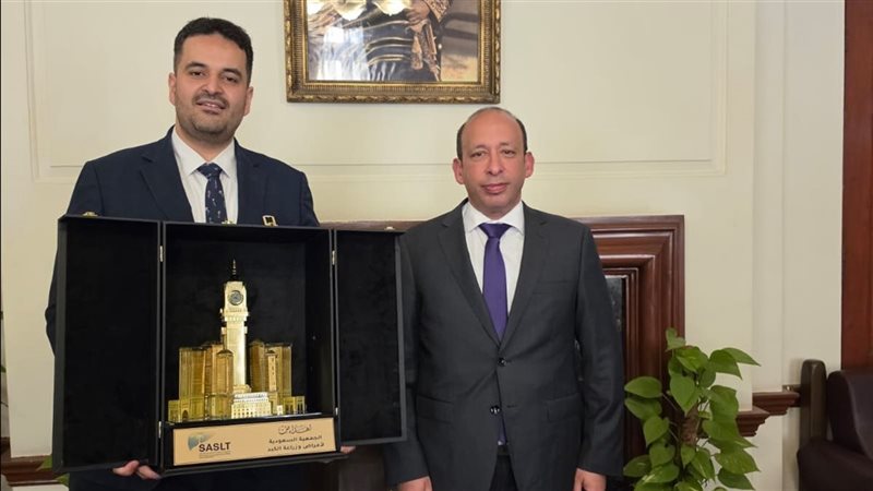 عميد قصر العيني يتسلم مجسما لوقف الملك عبد العزيز خلال المنتدى العلمي لصحة الكبد