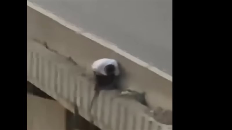 “متشعلق وبيفكه بالمنشار”، لحظة سرقة حديد كوبري بالجيزة تثير الغضب، والنشطاء: البلد رايحة على فين؟ (فيديو)