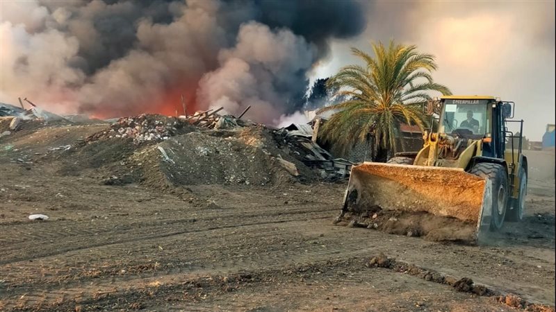 استمرار أعمال التبريد بحريق مصنع الخانكة ومعدات ثقيلة لفتح الممرات (صور)