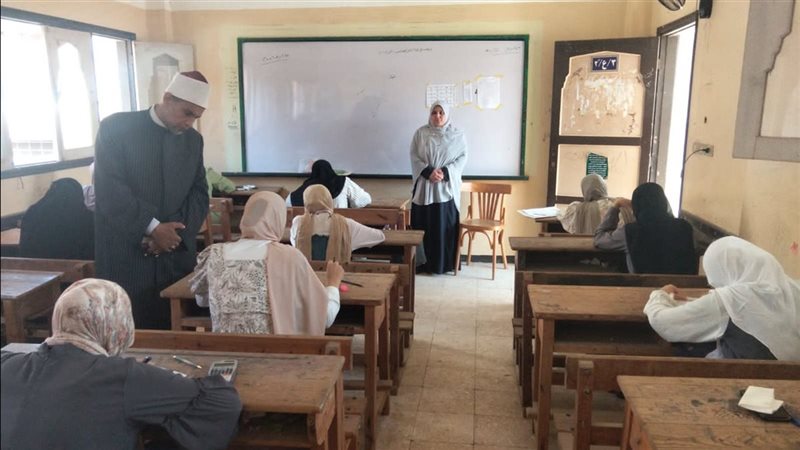 رئيس منطقة الدقهلية الأزهرية يتفقد سير امتحان الكيمياء لطلاب العلمي