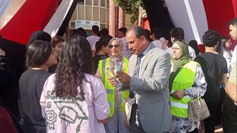 توزيع المياه والعصائر، أبرز مشاهد أول أيام امتحانات الثانوية العامة بالقليوبية