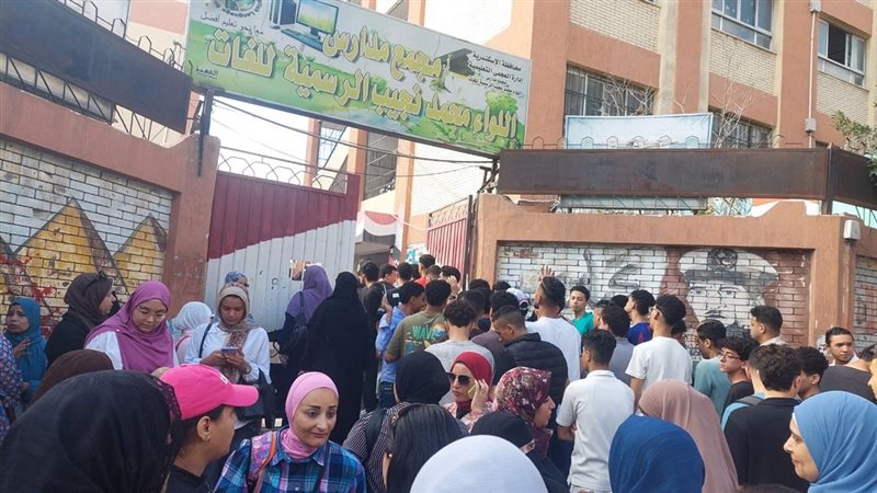 أولياء أمور طلاب الثانوية العامة ينتظرون أبناءهم في محيط لجان الامتحانات بالإسكندرية (صور)