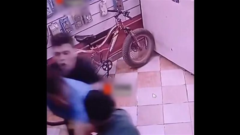 خلاف على سماعة يشعل مشاجرة داخل محل هواتف بالوراق