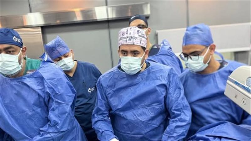 خبير مصري أسترالي يجري 13 تدخلًا متقدمًا بالمجان لعلاج الانسداد المزمن بالشرايين التاجية
