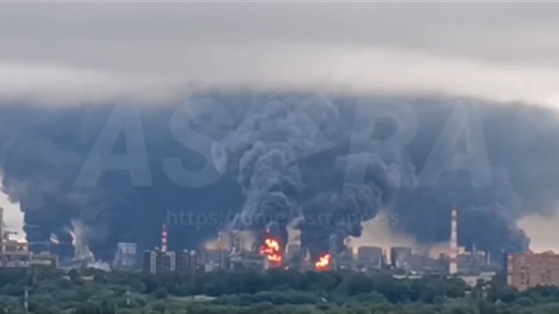 دمار هائل وغير مسبوق، موسكو تشتعل وأسراب المسيرات الأوكرانية تضرب مصافي النفط الروسية (فيديو)