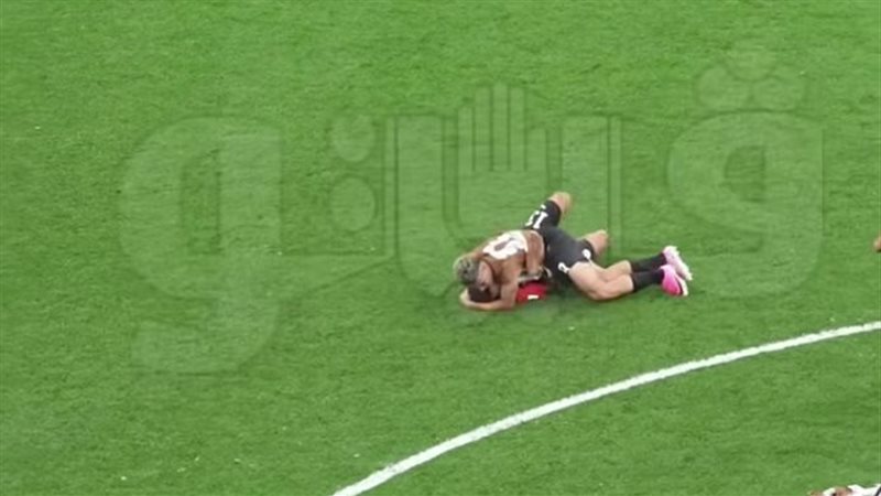 احتفال خاص بين إمام عاشور وأحمد فتوح بعد فوز مصر على نيوزيلندا