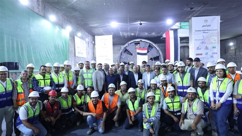 وزير النقل يشهد خروج ماكينة الحفر النفقي الثانية من محطة المساحة