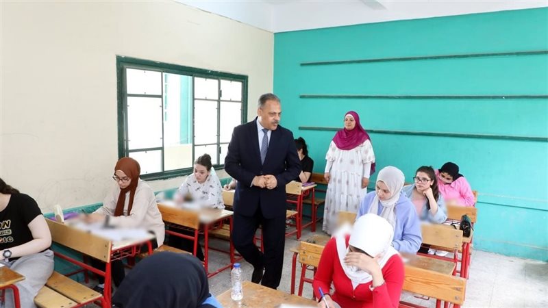 حوار أبوي مع الطلاب ورسائل طمأنة، محافظ الشرقية يتابع امتحانات الثانوية العامة من داخل اللجان (صور)