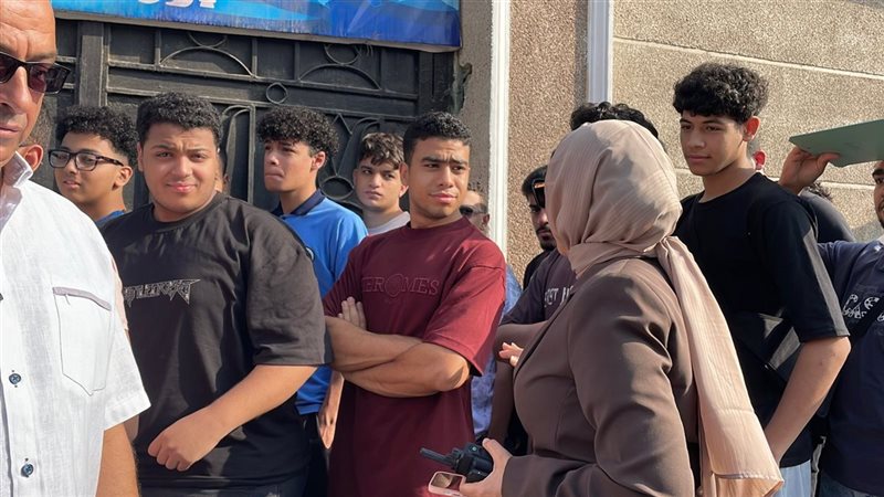 التفاؤل يسبق جرس الامتحان، طلاب الثانوية العامة يتوافدون على مدرسة الشهيد أحمد محمد بالجيزة