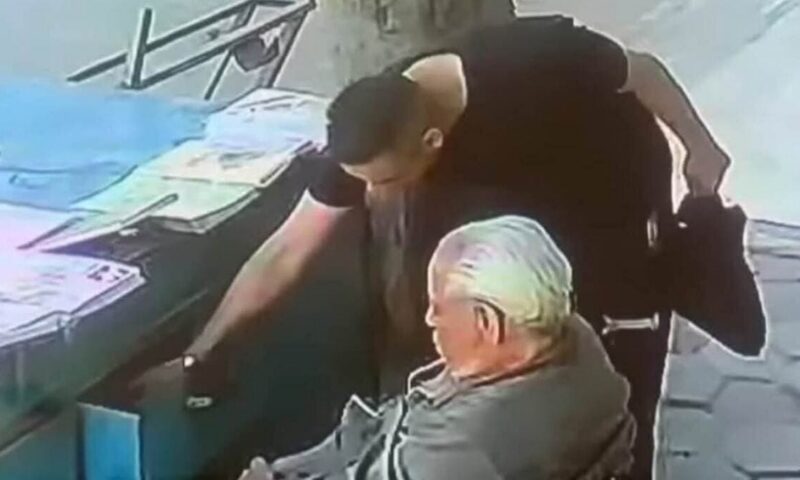 فيديو لسرقة مسن في وضح النهار يستفز المصريين.. السلطات تتدخل وتكافئه