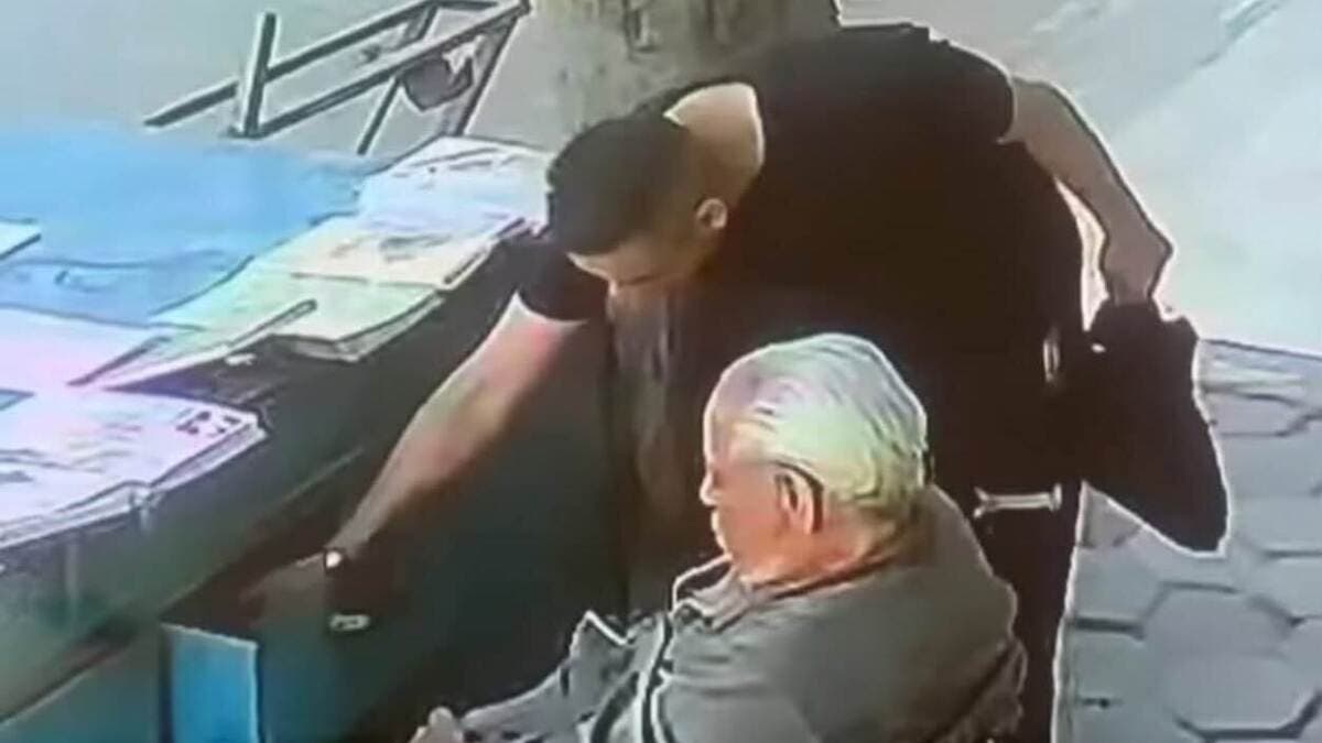 فيديو لسرقة مسن في وضح النهار يستفز المصريين.. السلطات تتدخل وتكافئه