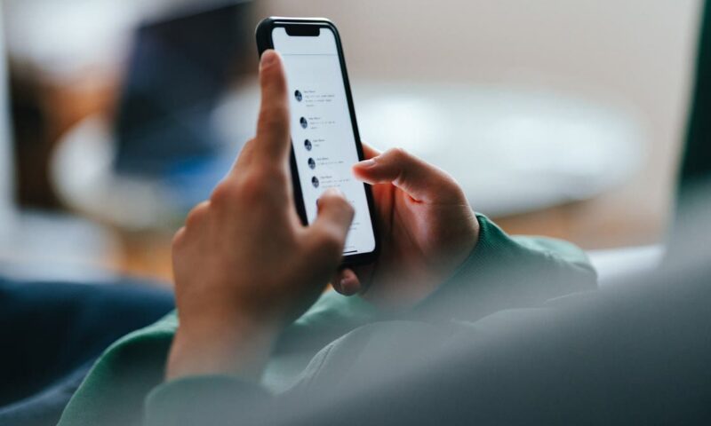 بريطانيا تكشف اليوم عن قيود على مواقع التواصل لمن دون 16 عامًا