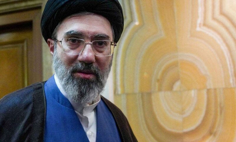 مجتبى خامنئي: أصدرت الموافقة على مذكرة التفاهم.. وبزشكيان يتحمل المسؤولية