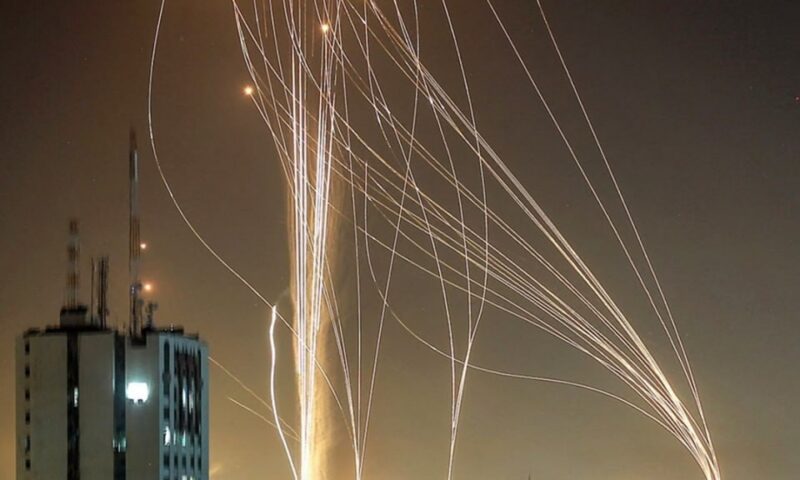 من اليمن وإيران.. الصواريخ الباليستية تشعل سماء فلسطين المحتلة 