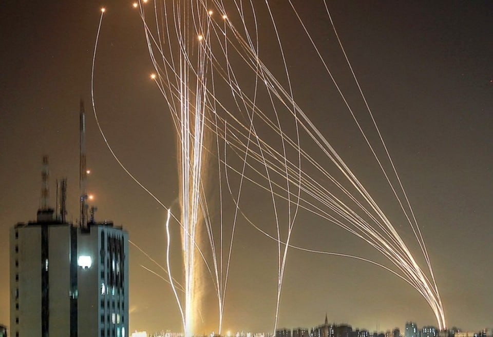 من اليمن وإيران.. الصواريخ الباليستية تشعل سماء فلسطين المحتلة 