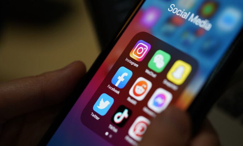 بريطانيا تحظر استخدام تطبيقات التواصل لمن هم دون 16 عاماً