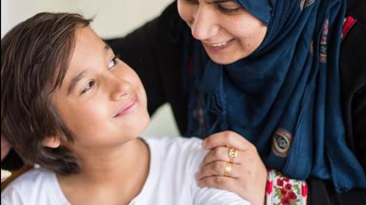حكم الحلف المتكرر على الأبناء بالعقاب.. أمين الفتوى يجيب