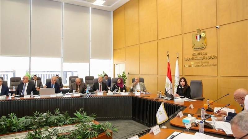 وزيرة الإسكان تلتقي ممثلي جمعية مستثمري ومجلس أمناء العاشر من رمضان