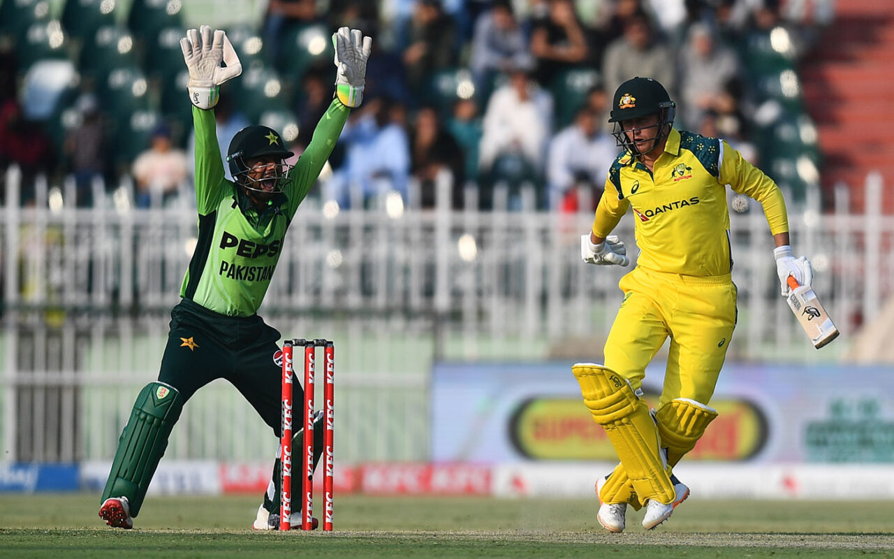 Pakistan bowl; Australia bring in Zampa for Stanlake