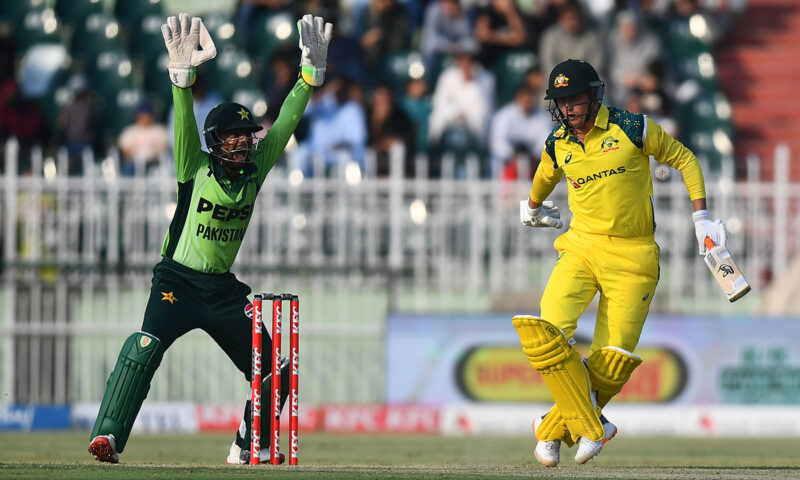 Pakistan bowl; Australia bring in Zampa for Stanlake