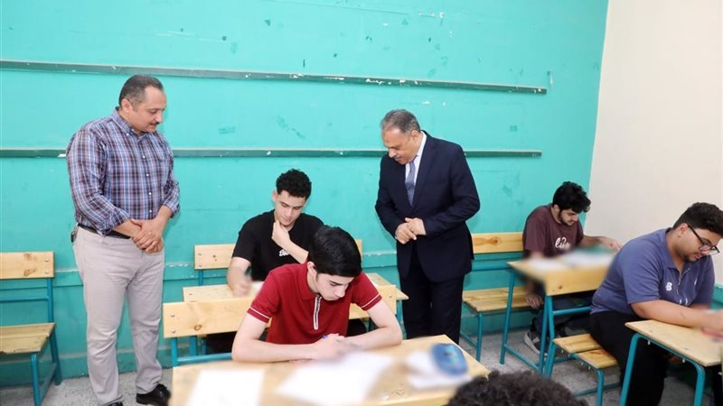 محافظ الشرقية يتفقد لجان امتحانات الثانوية العامة بمدرسة عبد العزيز علي الابتدائية