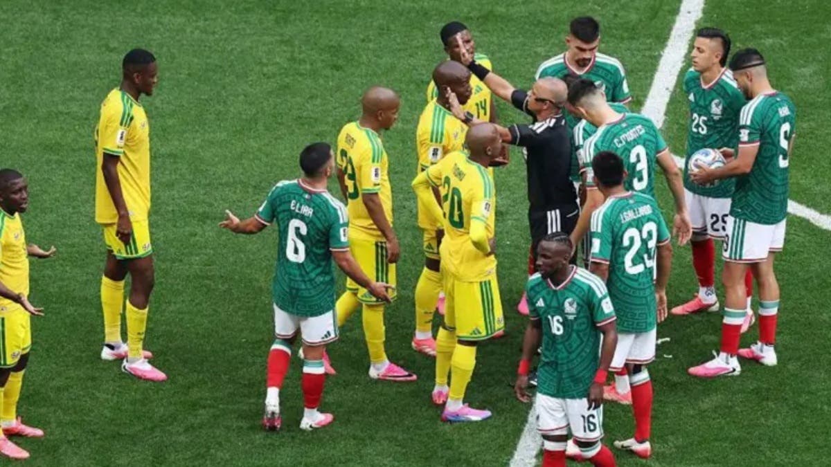 أحذية اللاعبين الوردية تثير الجدل في افتتاح كأس العالم
