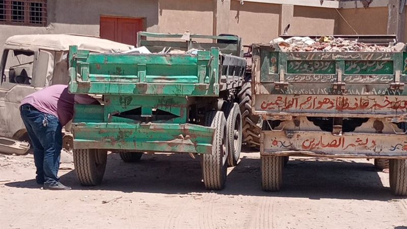 ضبط جرارين زراعيين أثناء إلقاء مخلفات هدم بالشارع في أسيوط