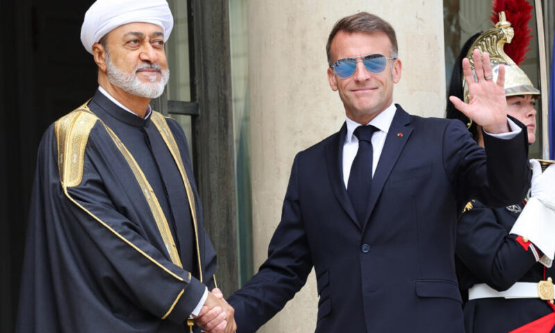 الرئيس الفرنسي وسلطان عُمان يؤيدان “حرية الملاحة دون شروط أو قيود” بمضيق هرمز