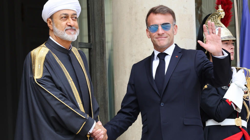 الرئيس الفرنسي وسلطان عُمان يؤيدان “حرية الملاحة دون شروط أو قيود” بمضيق هرمز