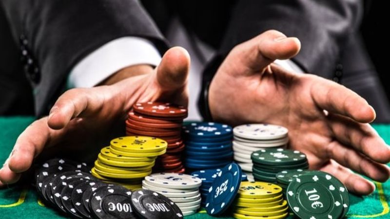 منها أكل أموال الناس بالباطل، الإفتاء تكشف الحكمة من تحريم القمار