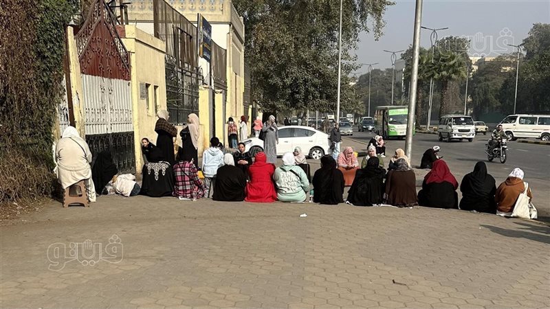أولياء الأمور يفترشون محيط لجان الثانوية العامة بأسيوط انتظارا لأبنائهم في أول أيام الامتحانات (فيديو)