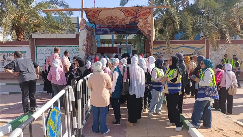 إجراءات تفتيش منظمة أمام لجان الثانوية العامة بالوادي الجديد (صور)