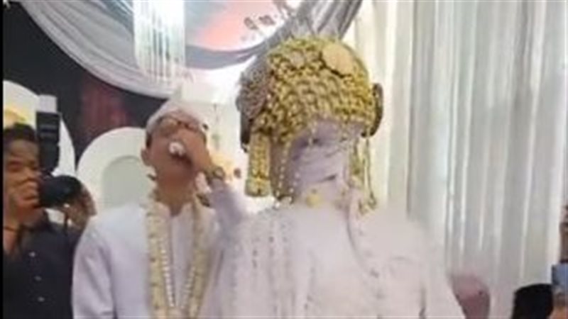 انهار من البكاء وسقط مغشيًا عليه، شاب يرى عروسه لأول مرة بحفل زفافهما (فيديو)