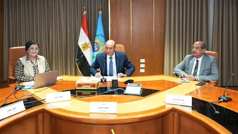 محافظ أسيوط يترأس المجلس الإقليمي لمتابعة المؤشرات السكانية للخطة الوطنية حتى 2027