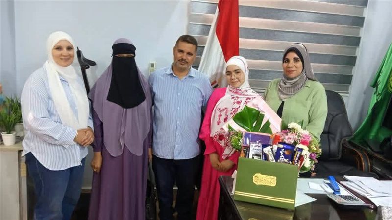 حلم البالطو الأبيض يقترب، رئيس مدينة المنصورة تكرم “بسملة” سادس الشهادة الإعدادية بالدقهلية